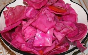 Маринована капуста з буряком: яскравий, хрусткий і дуже смачний рецепт для осені