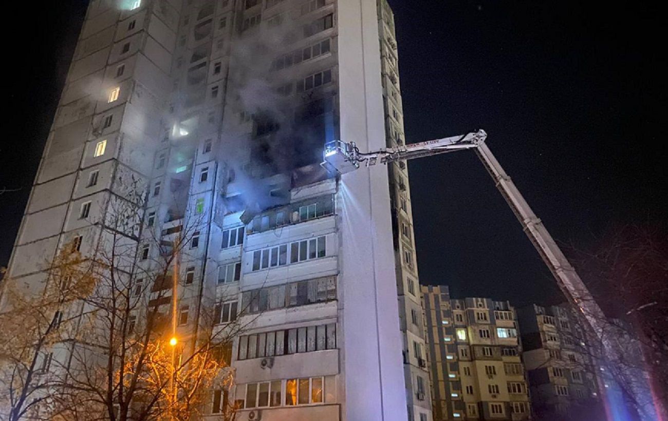 У Києві троє загиблих після масованої атаки РФ: рятувальники не можуть дістати тіла