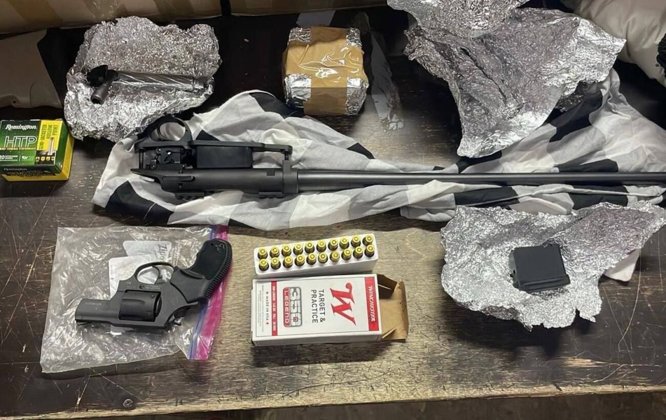 Возив зброю з США поштою: митники викрили контрабандиста з подвійним громадянством