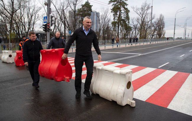 Завершено ремонт аварійної ділянки шляхопроводу біля метро "Дарниця", - Кличко