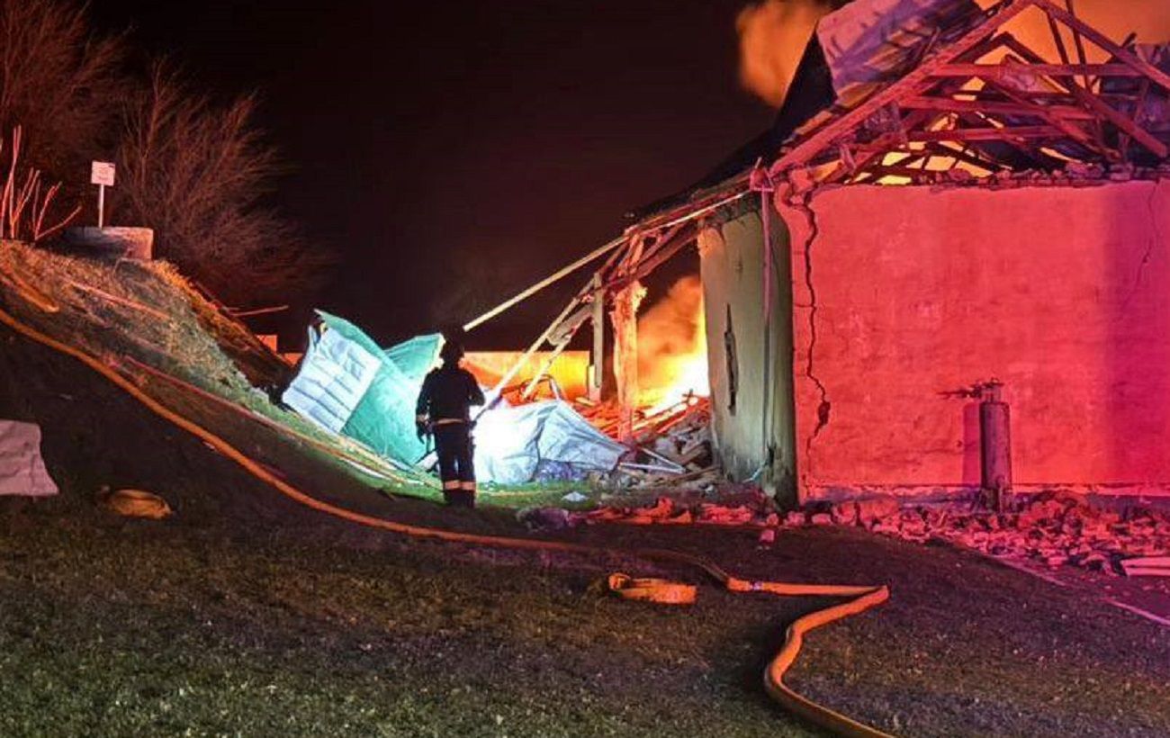 Пожежа на енергооб’єкті та тисячі людей без світла: Росія вдарила по Одещині, фото