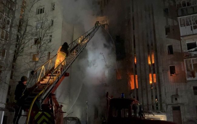 Нічний обстріл Охтирки на Сумщині: горіли квартири, евакуйовані десятки людей (фото)