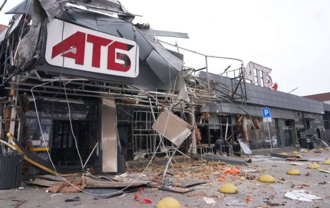 РФ вдарила по АТБ у Запоріжжі: є поранені та руйнування