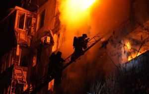 Росія вдарила по Запоріжжю: дрон влучив у будинок, сталася пожежа та є постраждалі