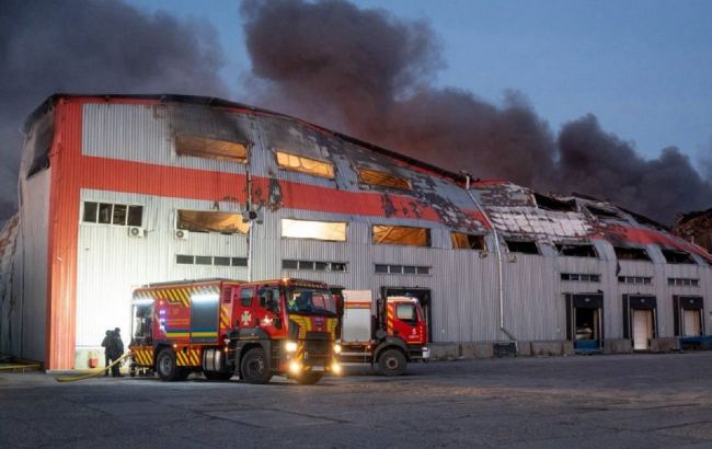 Масштабна пожежа охопила склад з бойлерами та обігрівачами після атаки РФ на Одесу (фото)