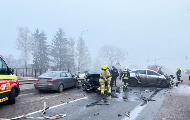 На трасі "Київ&ndash;Чоп" біля Рівного зіткнулися близько восьми авто: рух у бік столиці перекрито