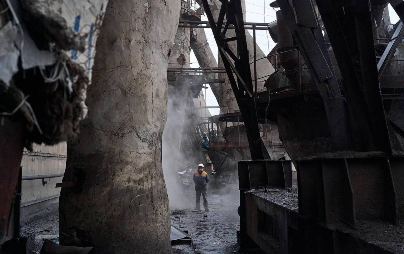 "Дякую, що долаєте темряву": Зеленський привітав енергетиків з професійним святом