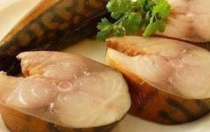 Солона скумбрія в чайному розсолі: простий рецепт смачної риби до святкового столу