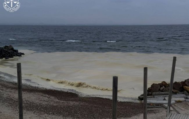 Прокурори показали фото забруднення на узбережжі Одеси після атак РФ і порушили справу
