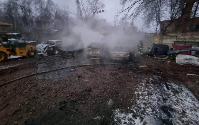 Пожежі, пошкоджені авто та будинки: перші фото наслідків атаки РФ на Київ