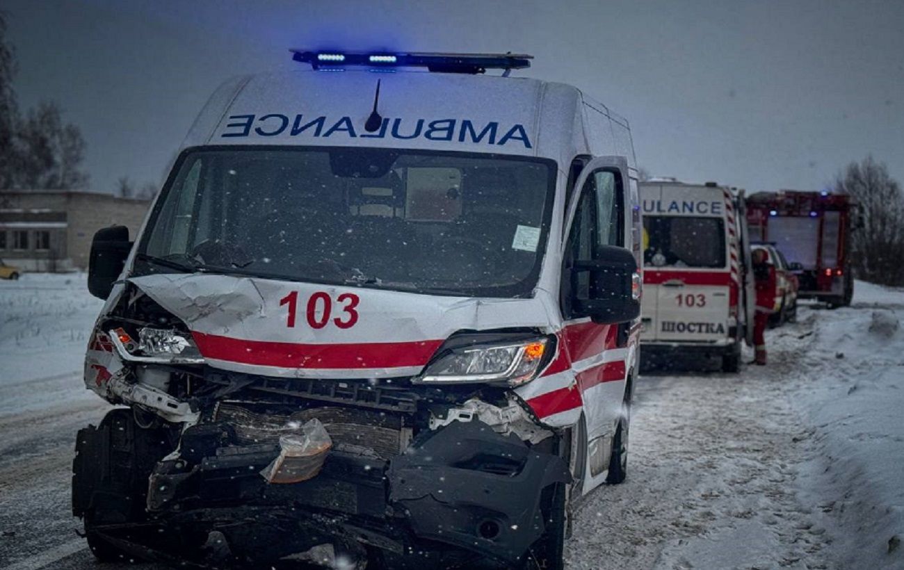 Водій врізався у "швидку" з медиками та пацієнтом: кадри наслідків ДТП на Сумщині