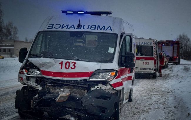 Водій врізався у "швидку" з медиками та пацієнтом: кадри наслідків ДТП на Сумщині