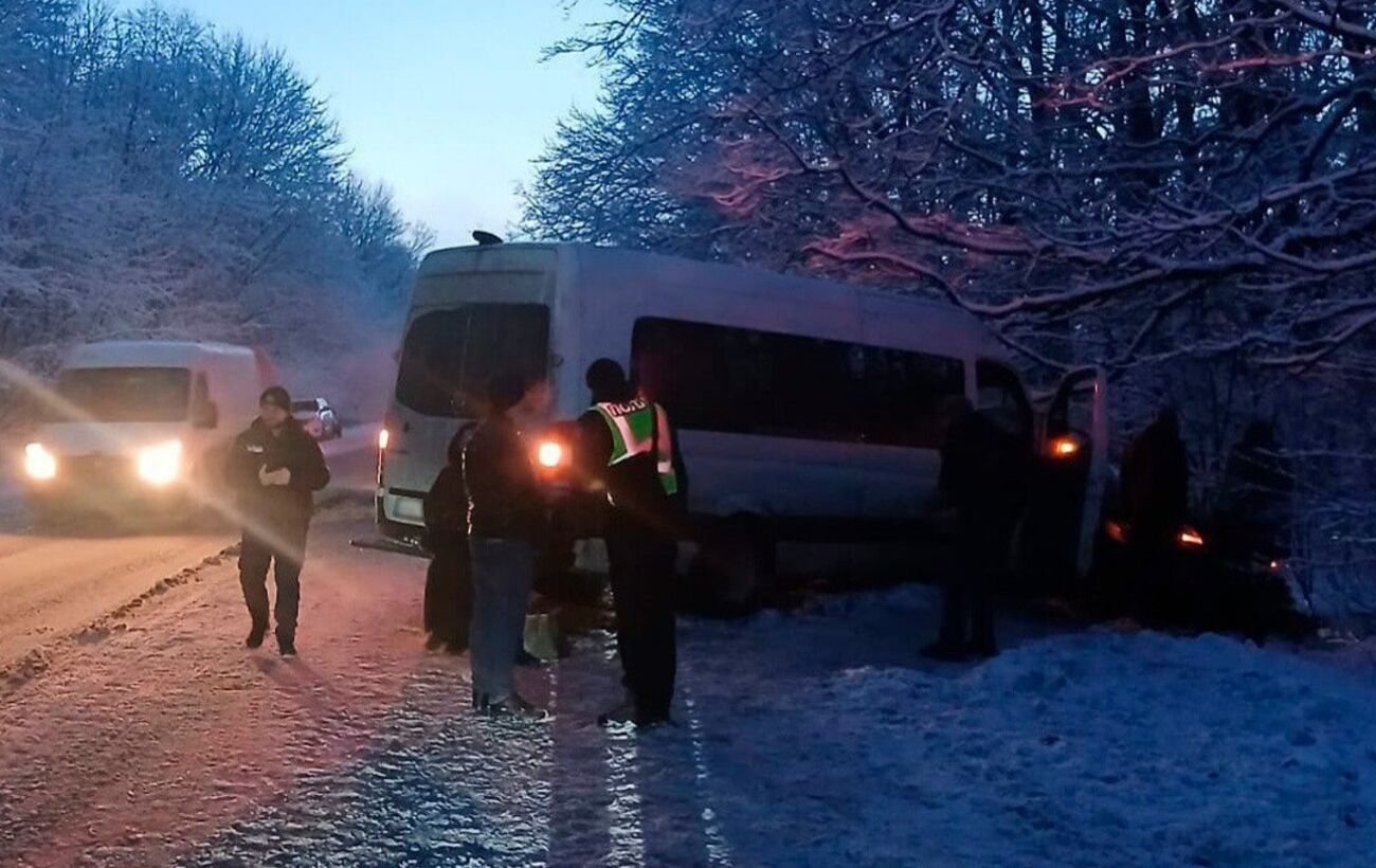 На Харківщині Kia виїхала на зустрічну смугу та влетіла в автобус: постраждали 18 людей