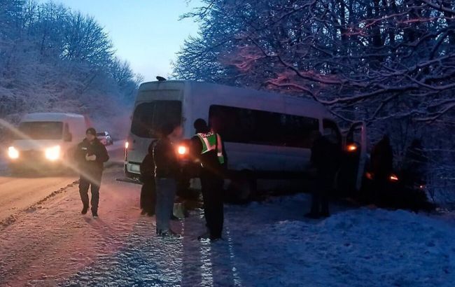 На Харківщині Kia виїхала на зустрічну смугу та влетіла в автобус: постраждали 18 людей