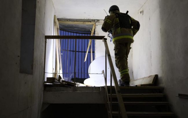 У Києві зруйнована стіна в 15-поверхівці внаслідок дронової атаки (фото)