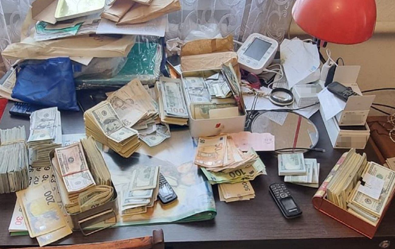 СБУ викрила схему ухилення від мобілізації: у голови ВЛК знайшли 300 тисяч доларів