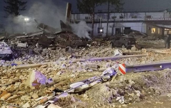 На Львівщині вибухом знесло СТО: є загиблий та постраждалі