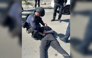 В Одесі чоловік зі зброєю і гранатою влаштував стрілянину посеред вулиці