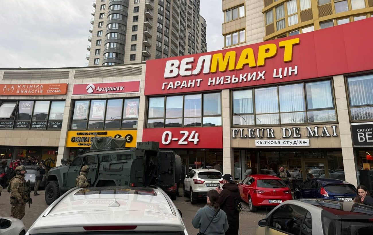Підпалив квартиру та пішов зі зброєю в супермаркет: всі подробиці стрілянини в Києві