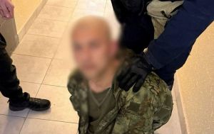 Чоловік з карабіном розгулював по території ЖК в Києві, його затримував спецназ