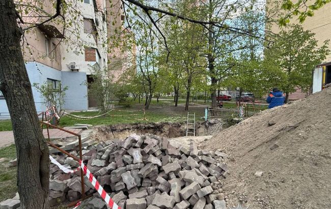 У Києві жінка впала в неогороджену яму з водою, на комунальників завели справу