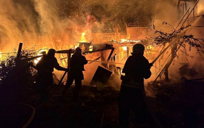 Під ударом опинилися гіпермаркет, лікарня та оселі: все про нічну атаку від Харкова до Одещини