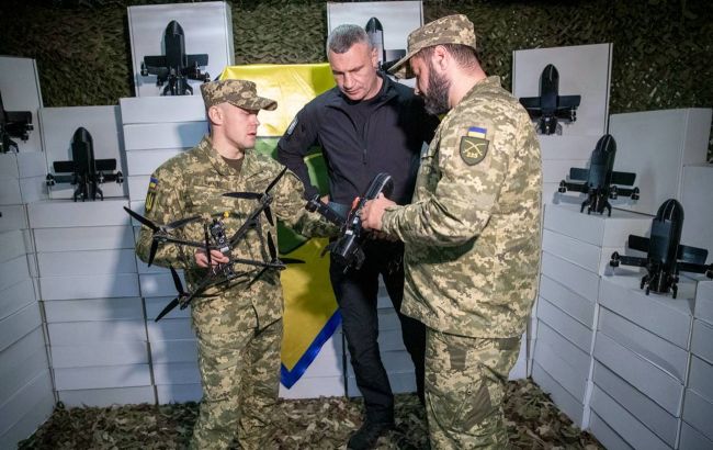 Кличко передав допомогу 225 ОШП від Києва: ще понад 3000 БпЛА для фронту