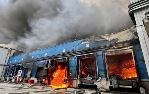 Знищене "АТБ", палаюча "Нова пошта": всі подробиці обстрілів Дніпра в день жалоби