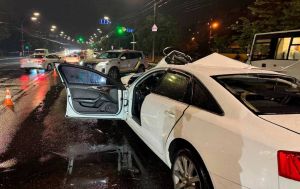 У Києві Audi влетіла у вантажівку на зустрічній смузі: поліція розповіла подробиці