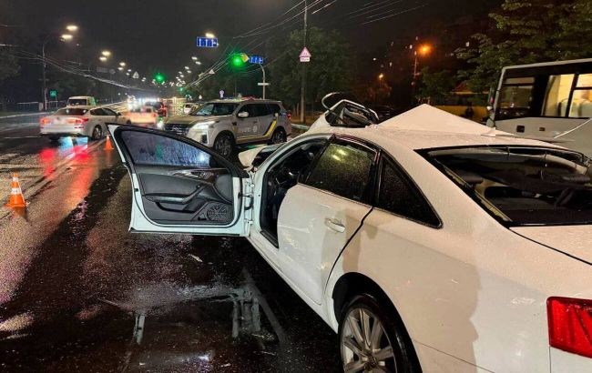 У Києві Audi влетіла у вантажівку на зустрічній смузі: поліція розповіла подробиці
