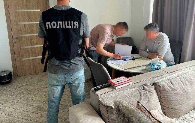 Бывшего главу Минкульта Карандеева подозревают в содействии выезду за границу