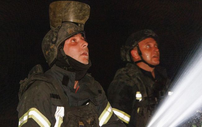 В центре Киева горит отель после атаки дронов