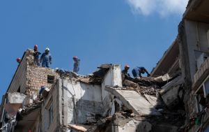 Кількість жертв у Києві росте, завали досі розбирають: що відомо про наслідки атаки РФ