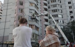 В Киеве из-за обстрела почти 30 пострадавших, горели "скорые", дома и киностудия (фото)