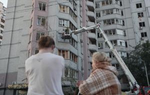 В Киеве из-за обстрела 30 пострадавших, горели "скорые", дома и киностудия (фото)