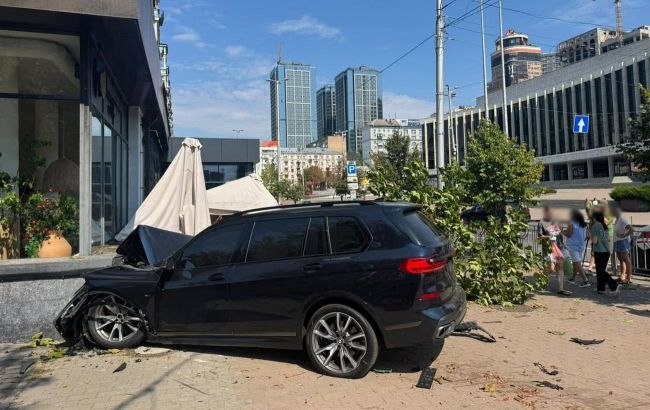 Поліція показала відео ДТП у центрі Києва, де авто влетіло в ресторан