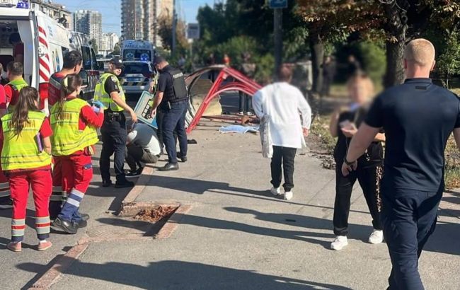 У Києві автівка на швидкості влетіла у зупинку з людьми, є загиблі та травмовані (фото)