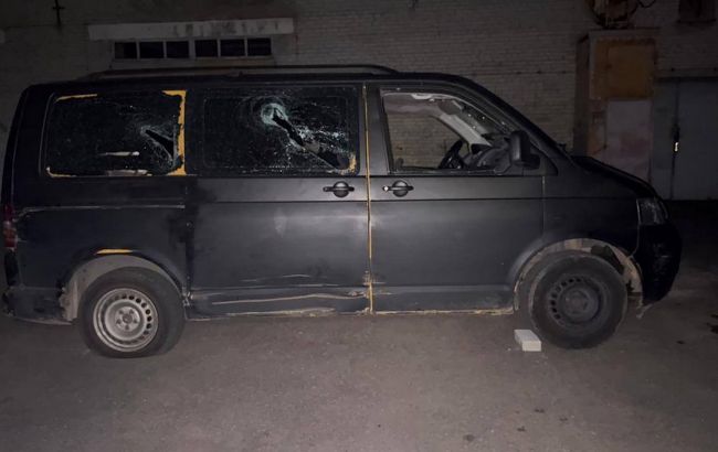 В Луцке толпа напала на ТЦК: военных избили, а авто разграбили