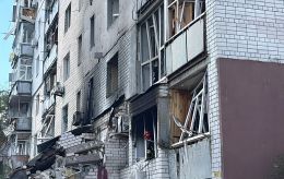 Який вигляд має багатоповерхівка у Чернігові після атаки (репортаж РБК-Україна)