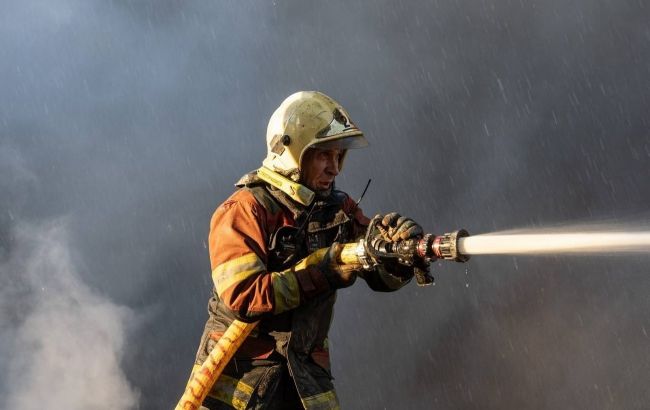 У Києві дрон влетів у 9-поверхівку одразу після тривоги, це вже втретє за день