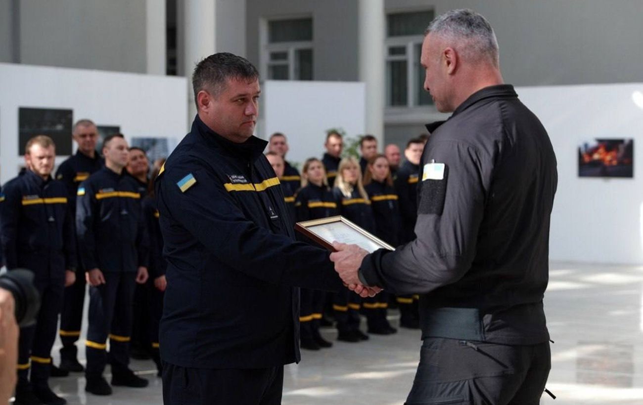Майже 3 тисячі виїздів на прильоти: Кличко привітав столичних рятувальників зі святом