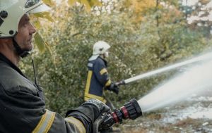 У Києві спалахнула пожежа в 5-поверхівці внаслідок падіння уламків дрона