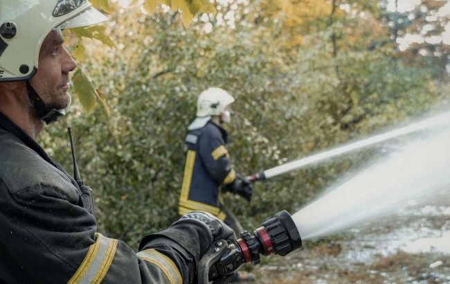 В Киеве вспыхнул пожар в 5-этажке в результате падения обломков дрона