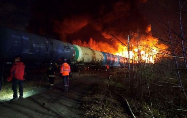На Уралі зійшов з рейок вантажний поїзд, спалахнули вагони з пальним
