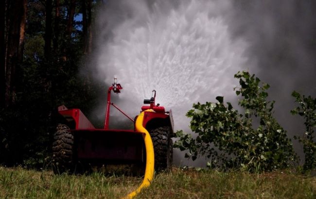 В Украине презентовали пожарного робота: ГСЧС показала, на что он способен