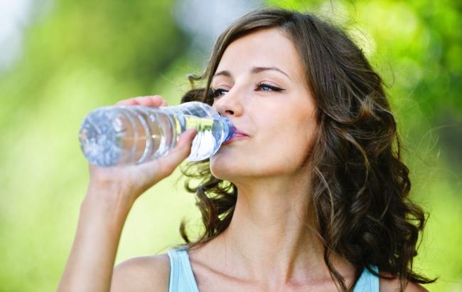 Диетологи рассказали, когда вредно пить воду