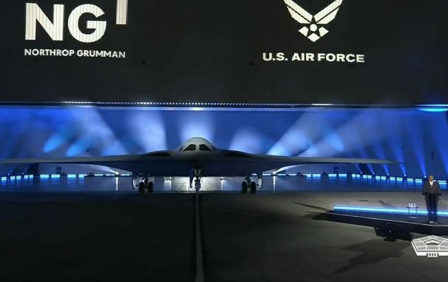 Пентагон презентував найсучасніший стратегічний бомбардувальник США (відео)