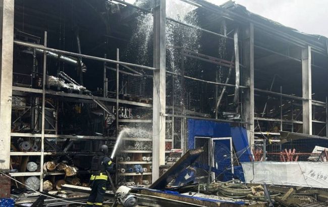 Обстріл "Епіцентру" у Харкові: як виглядає ТЦ після удару (фото, відео)