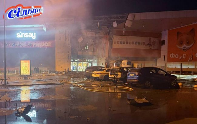 Росія вдарила по ТРЦ у Сумах: є загиблі та поранені, зайнялася пожежа