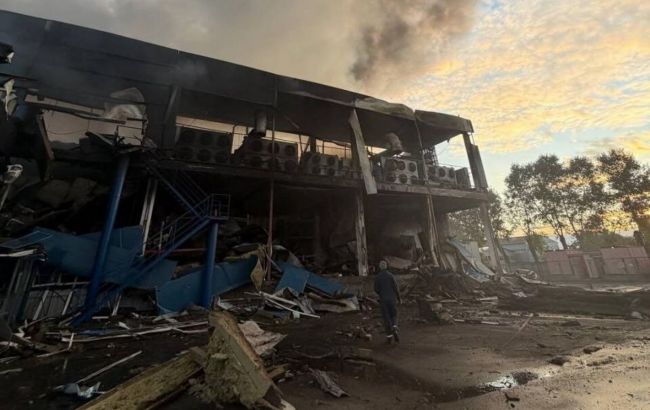 Російський удар повністю знищив склад "Сушия" у Києві (фото)